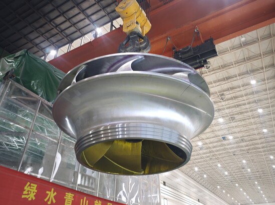 易縣抽水蓄能電站機(jī)組轉(zhuǎn)輪全部吊裝完成.jpg